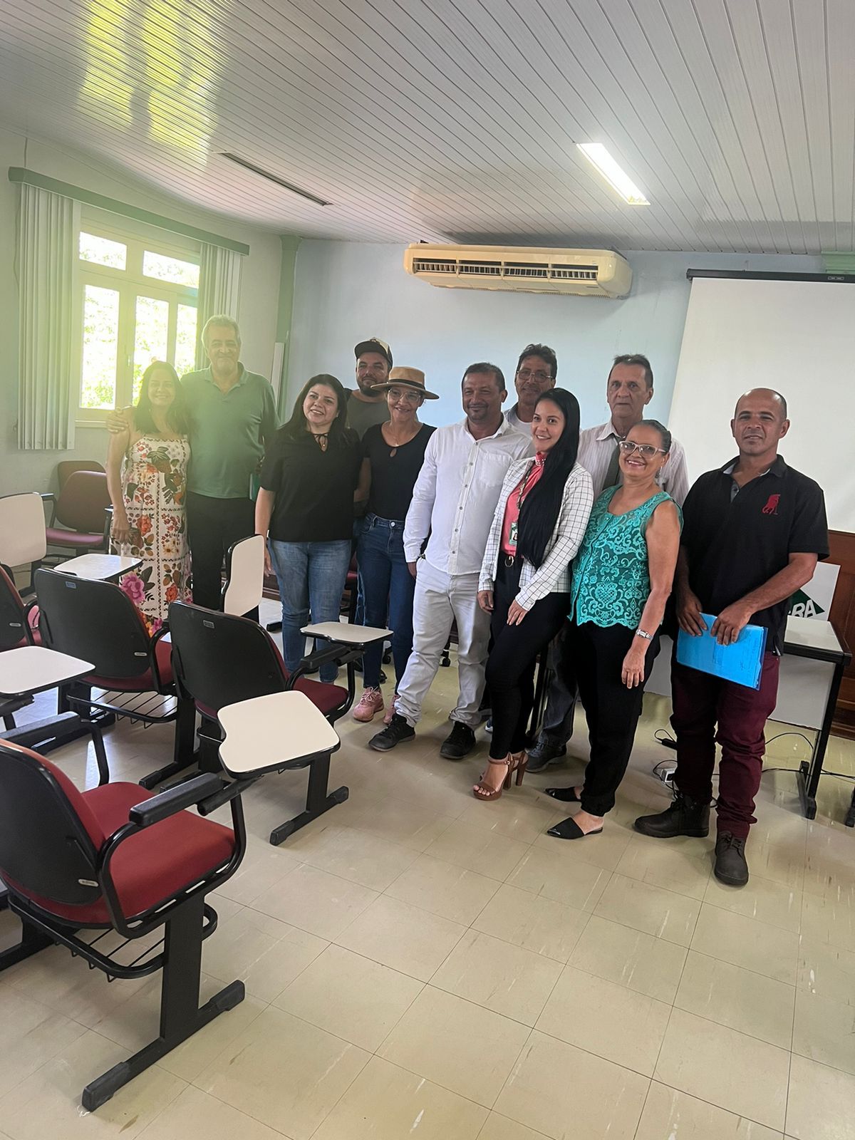 Grupo de pessoas reunidas 