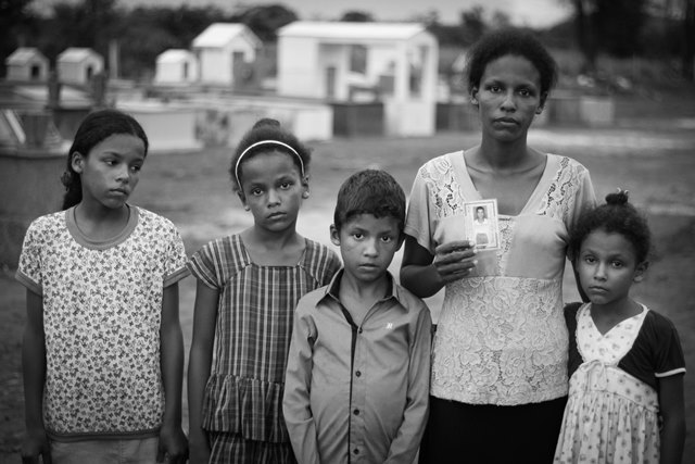 Janete da Silva Novato Alves e suas filhas e filho